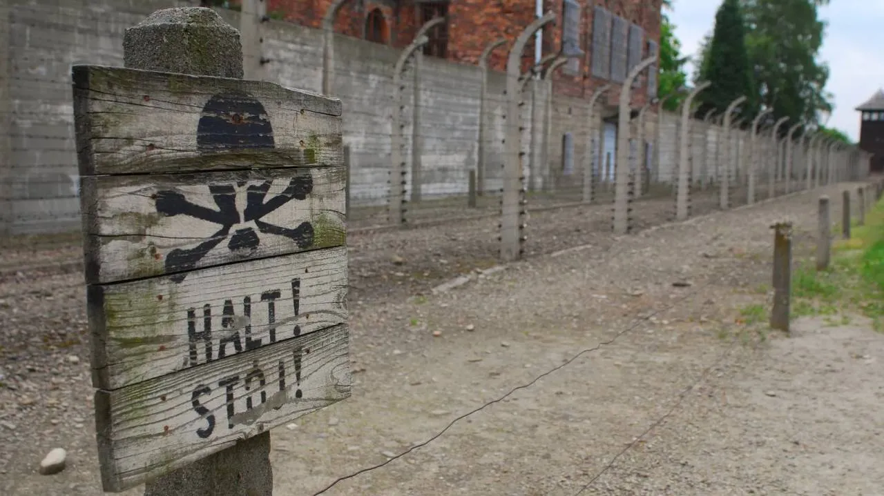 Obcokrajowcy wtargnęli na teren obozu Auschwitz-Birkenau. Zostali ukarani