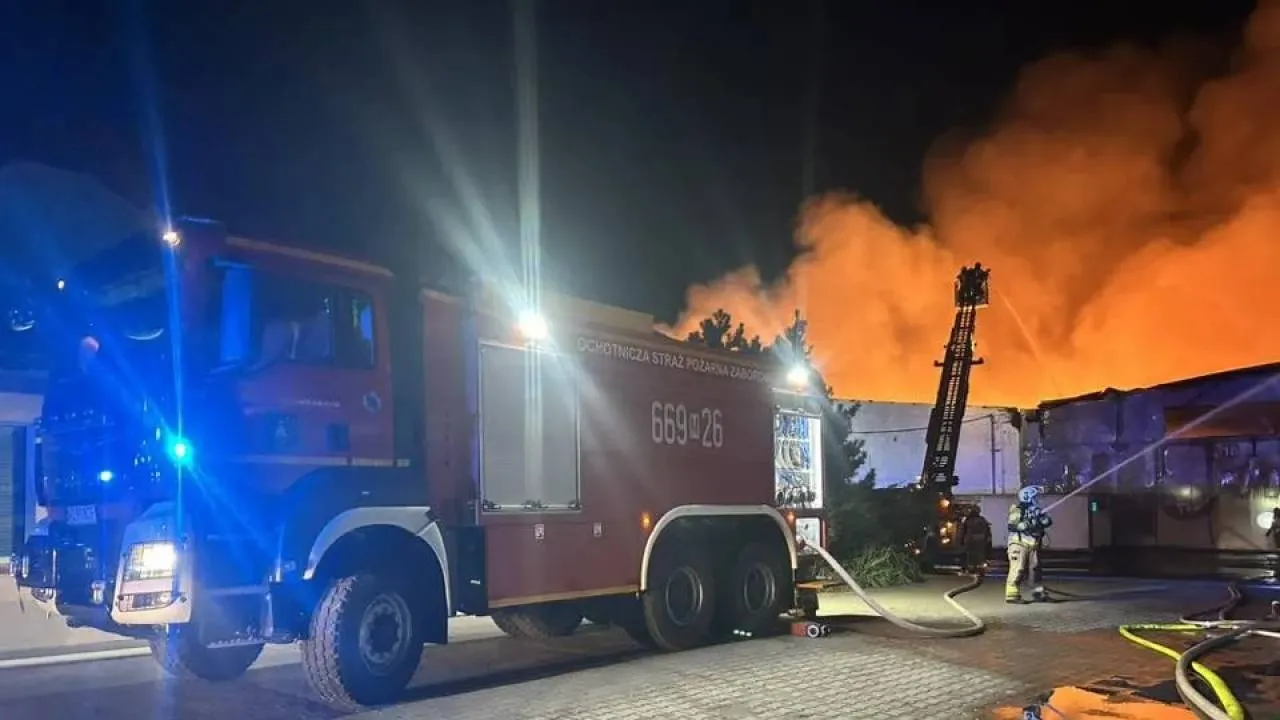 Ogromny pożar hali pod Warszawą. W akcji blisko 250 strażaków [ZDJĘCIA]