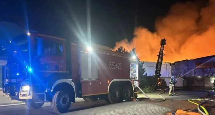 Ogromny pożar kompleksu hal pod Warszawą. W akcji blisko 250 strażaków [ZDJĘCIA]