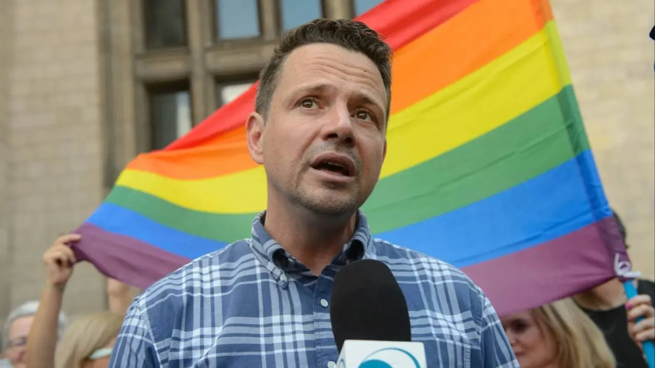„Rafale, nie masz prawa stawać pod tęczową flagą”. Teraz Trzaskowski kaja się przed działaczami LGBT