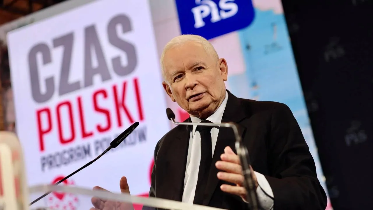 Kulisy nocnych negocjacji u Bielana. Kaczyński „oswoił” nową inicjatywę Morawieckiego