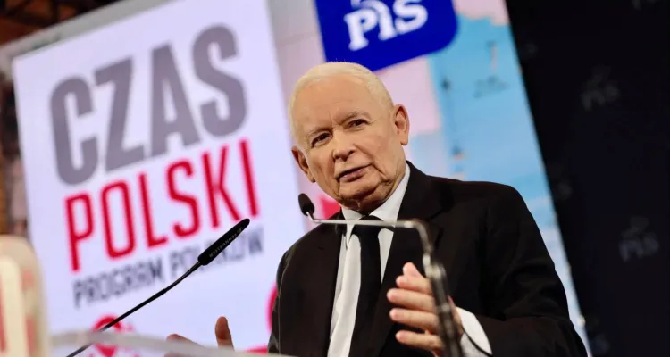 Kulisy nocnych negocjacji u Bielana. Kaczyński „oswoił” nową inicjatywę Morawieckiego