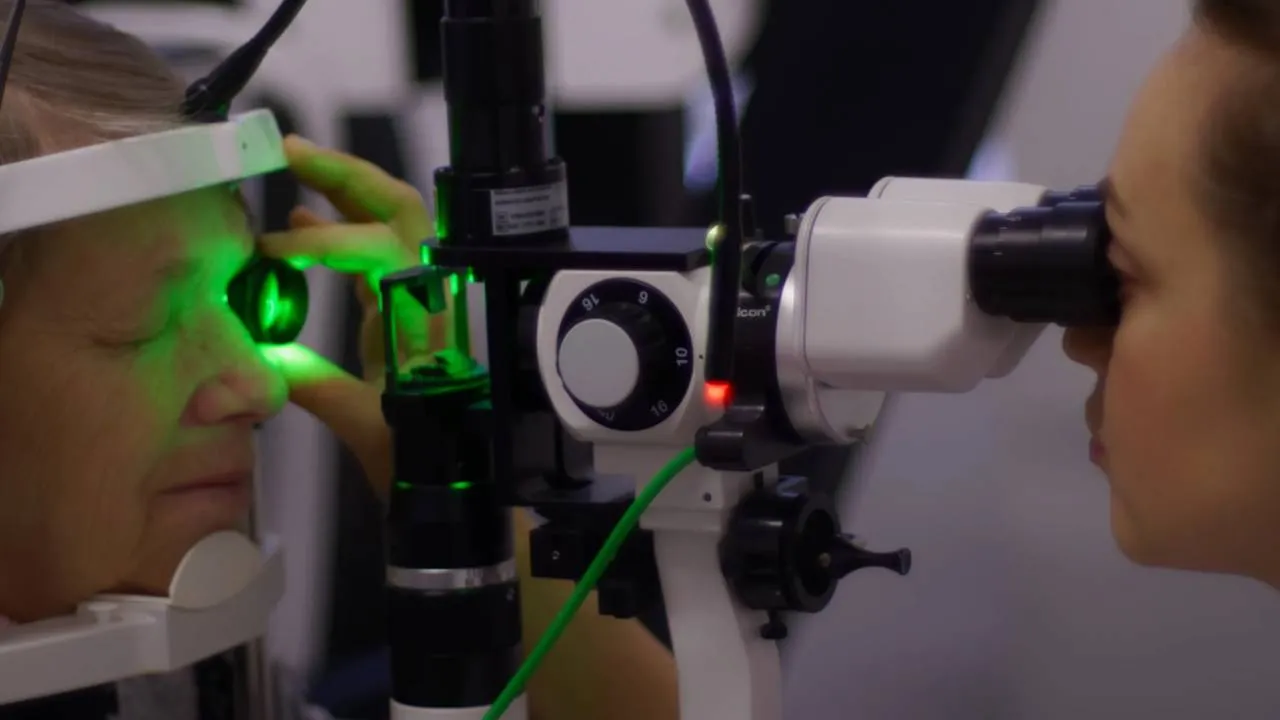 NFZ szykuje kolejne cięcia. Fundusz kończy z pełnym finansowaniem nadwykonań operacji zaćmy