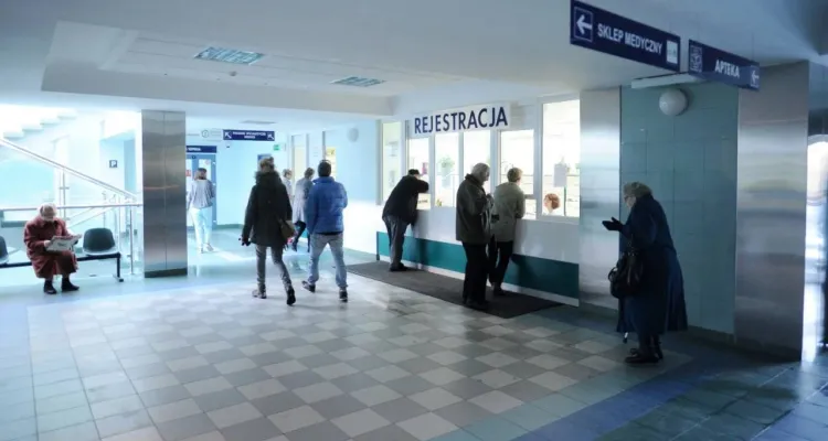 Związki zawodowe chcą wyłączenia szpitali z ustawy o restrukturyzacji. "Za chwilę będą się zamykać"