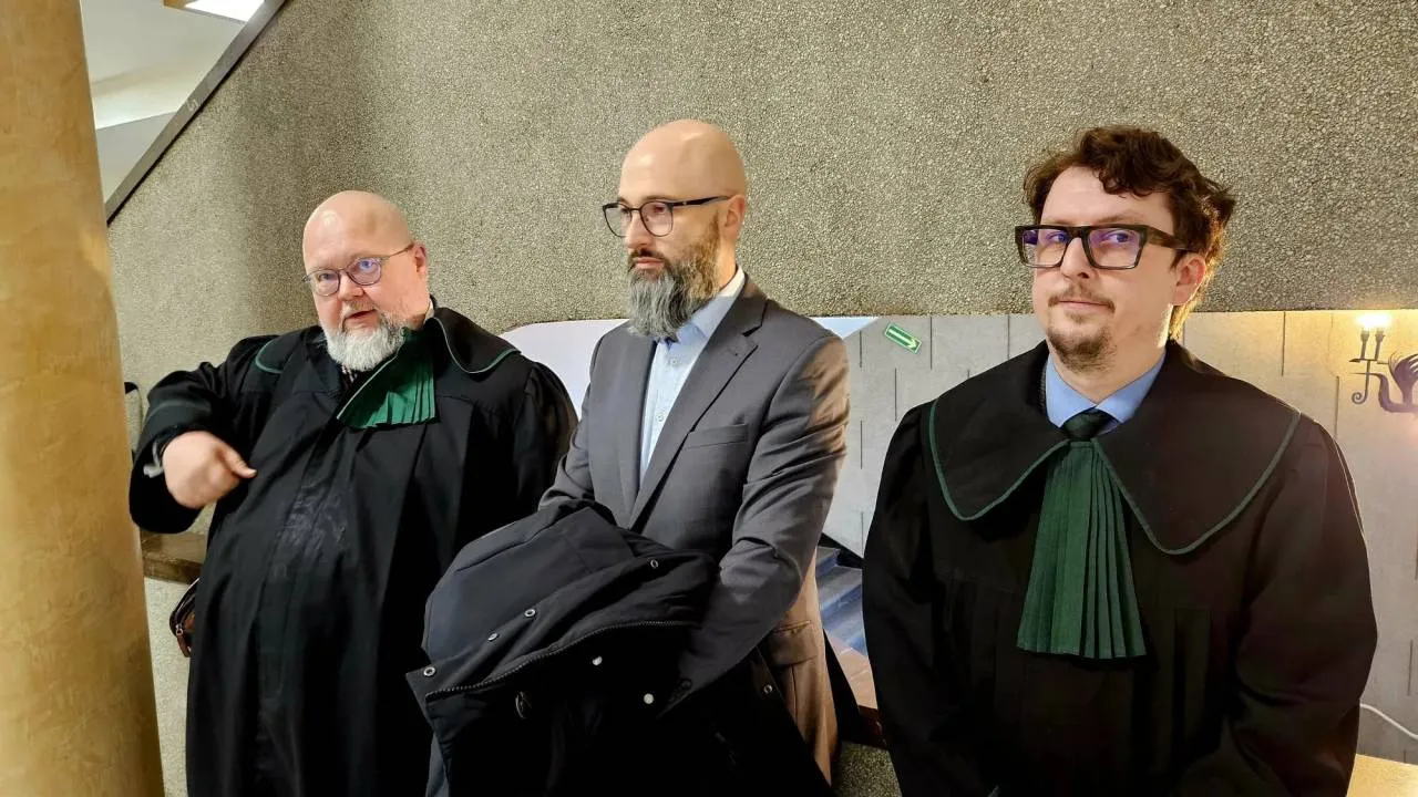 Ksiądz Olszewski i jego obrońcy pozywają premiera. "Domagamy się kwoty, którą wymienił Tusk"