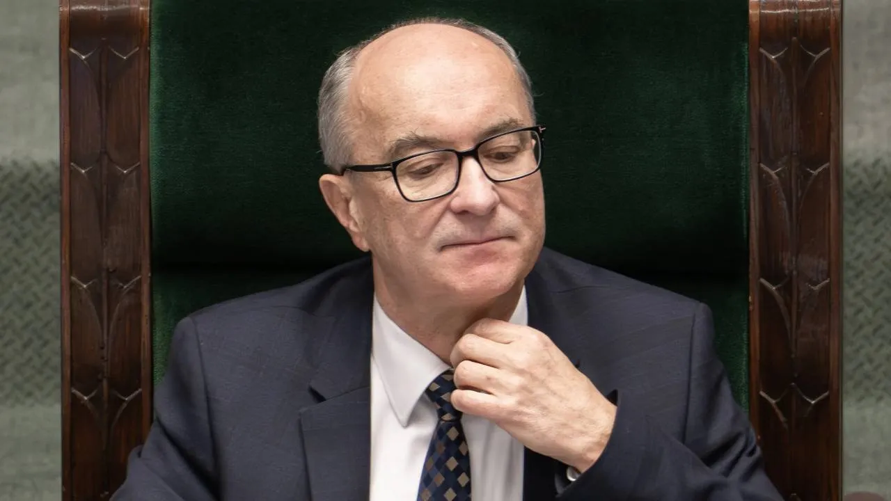 Niewygodne fakty o „ślubowaniu” w Sejmie: transmisja TVP za 100 zł i darmowe busy. Za zgodą Czarzastego