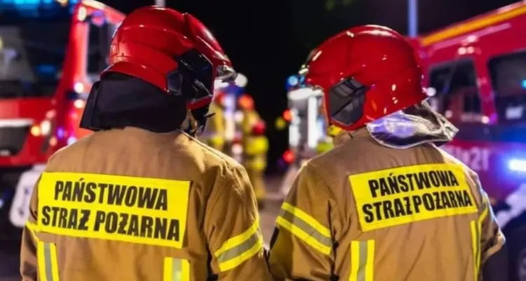 Potężny pożar w Gdyni. Wielka hala w ogniu, kłęby dymu nad miastem