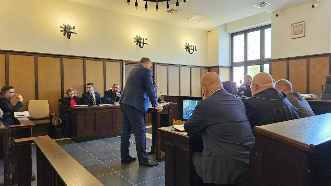 Emocje na sali rozpraw. Żurek odpowiedział na pytanie o "picie wódki" z Tomaszem Szmydtem