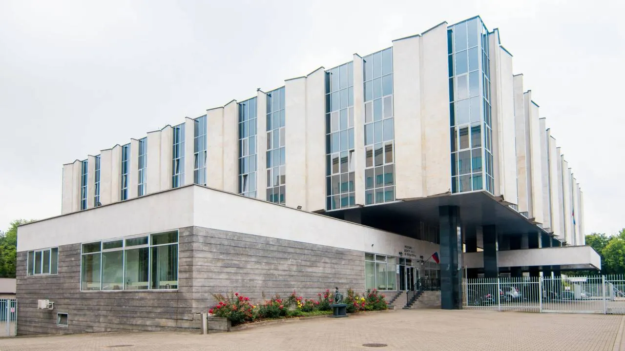 „Rosyjski Dom” w Warszawie służy kremlowskim służbom. „Łowią” polskich studentów