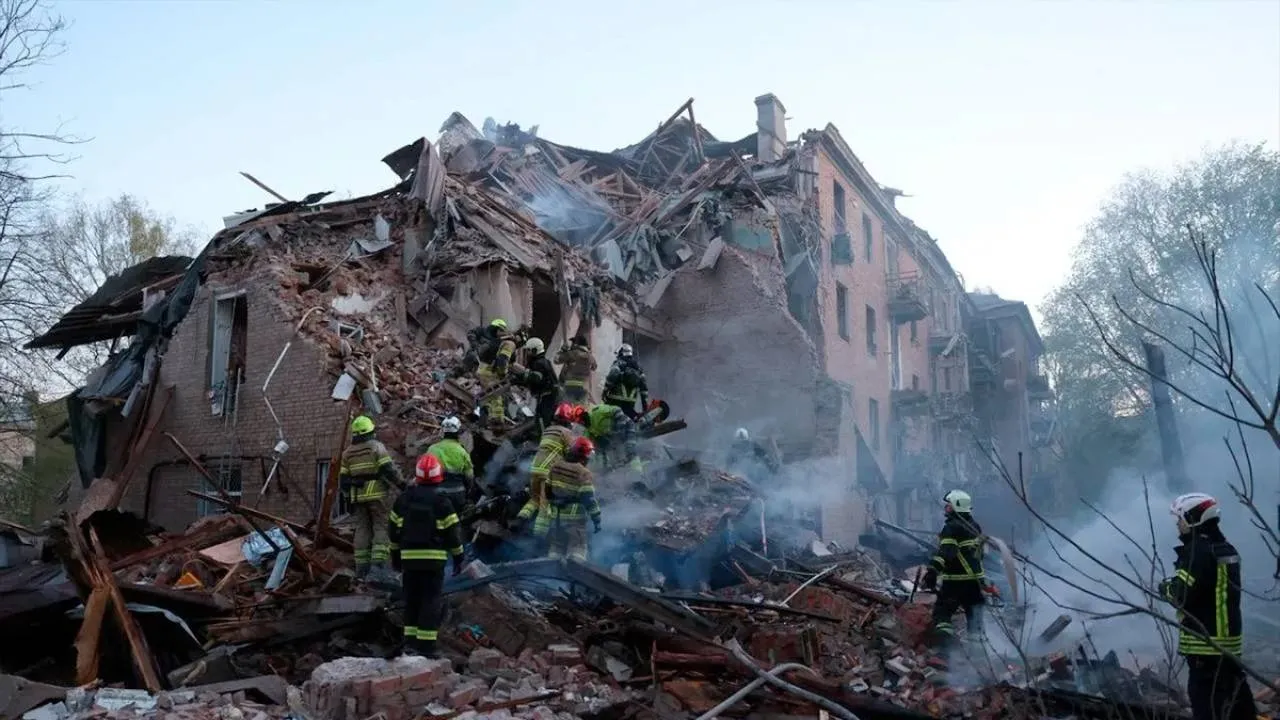 Rosja uderzyła nocą. Pod gruzami budynków mogą być ludzie