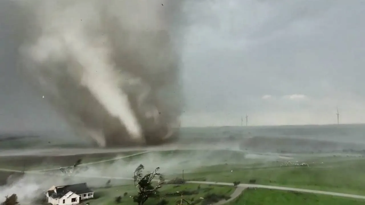 USA: żywioły uderzają – tornada i pożary sieją zniszczenia