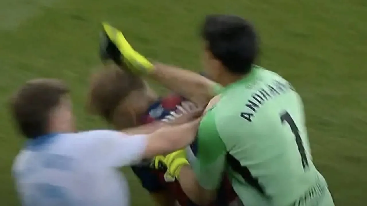 Gigantyczny skandal w Hiszpanii. Prawdziwa bitwa podczas meczu [WIDEO]