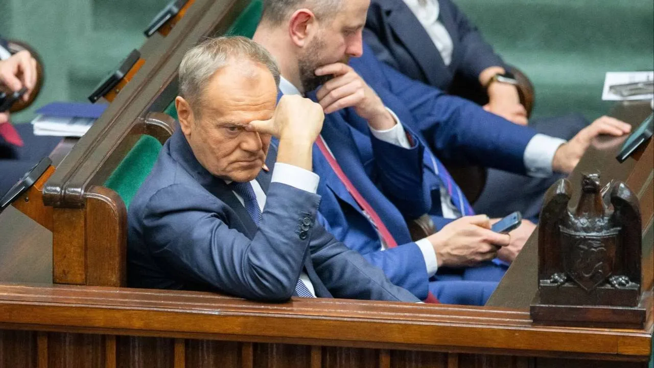 Tusk chce spić śmietankę. Najpierw pomija prezydenta ws. uwolnienia Poczobuta, potem - wymienia go na końcu