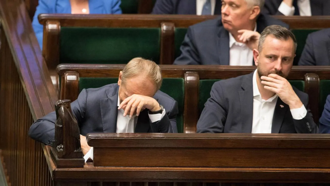 Gorąco przed głosowaniami o wotum nieufności. Koalicja się chwieje. Szłapka zapowiada "obronę swoich"