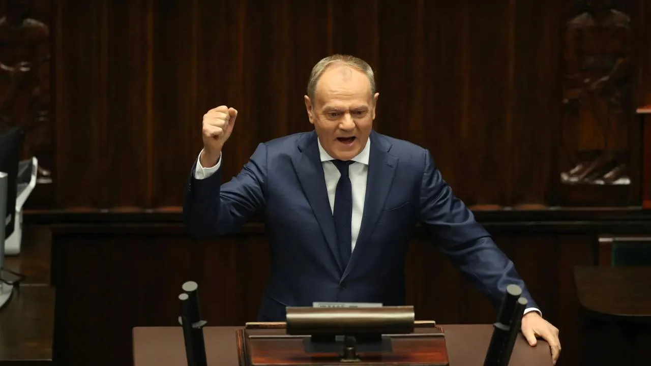 Tusk i jego ekipa chwalą się uwolnieniem Poczobuta, a tną środki na media polonijne. "Skandaliczne"