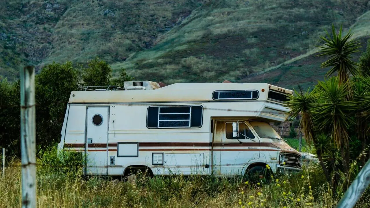 Czy kamper to bilet do wolności, czy walka o prąd i wodę?