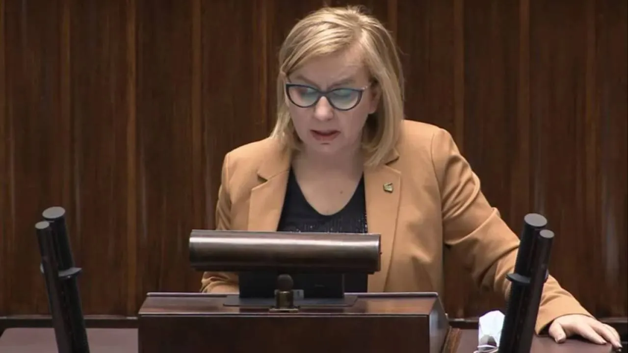 Głosowanie nad przyszłością Pauliny Hennig-Kloski. Jeden poseł koalicji chce poprzeć wotum nieufności