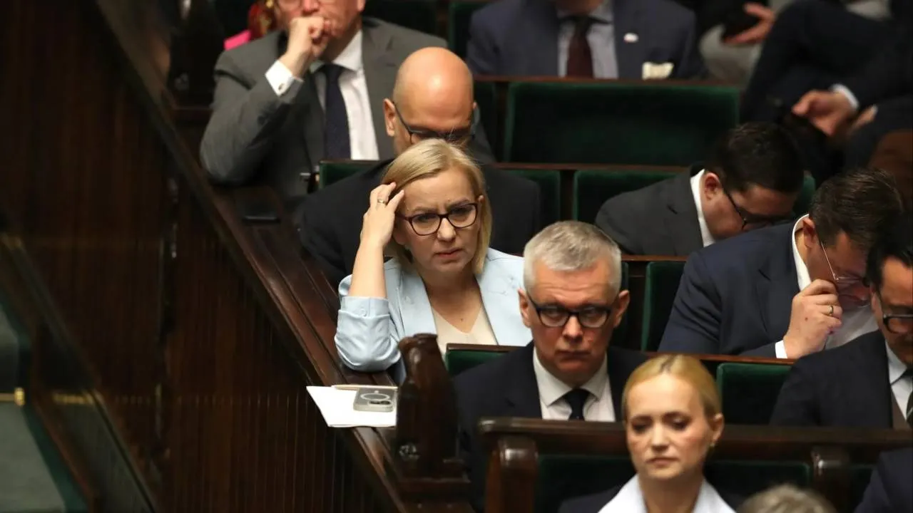 Politycy Razem chcą odwołania Hennig-Kloski. Pokazali, jak wykończono "Czyste Powietrze"