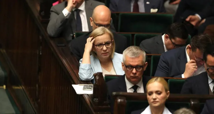 Politycy Razem chcą odwołania Hennig-Kloski. Pokazali, jak wykończono "Czyste Powietrze"