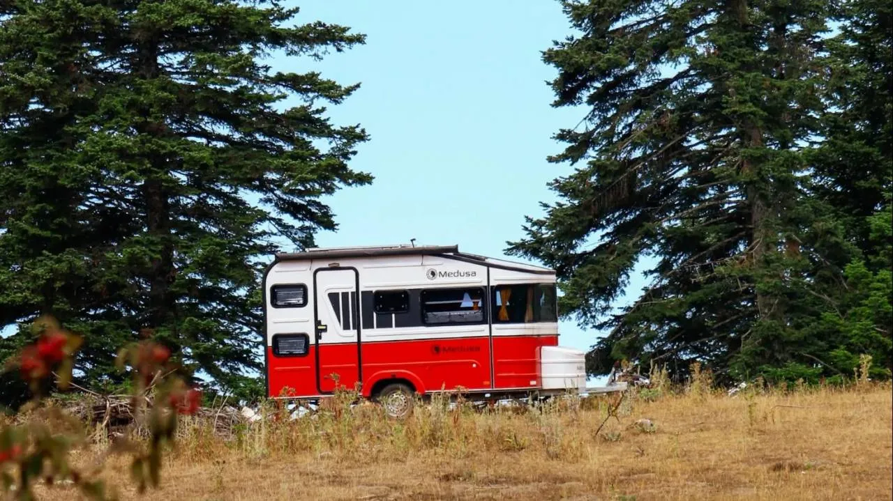 Psychologia 5 metrów kwadratowych. Dlaczego ciasny kamper leczy duszę lepiej niż apartament?