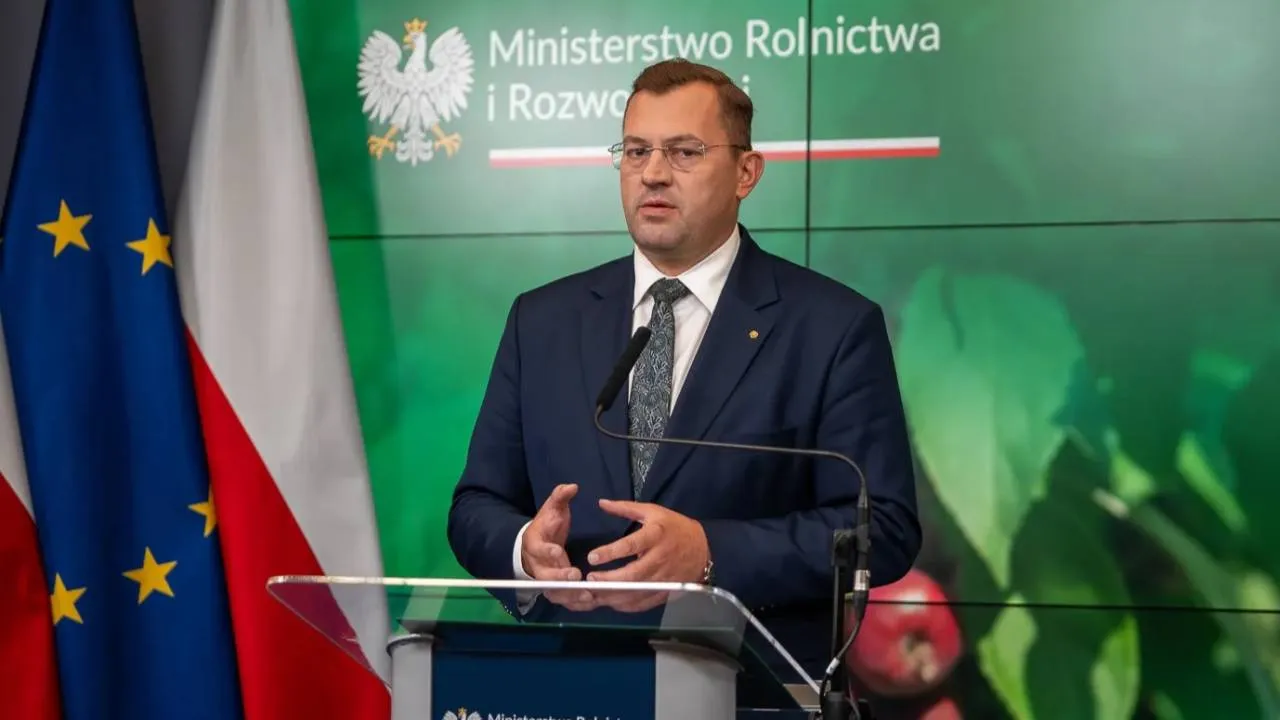 Po apelu Czarnka, Krajewski zapowiedział pomoc dla rolników i sadowników. "Straty są stuprocentowe"