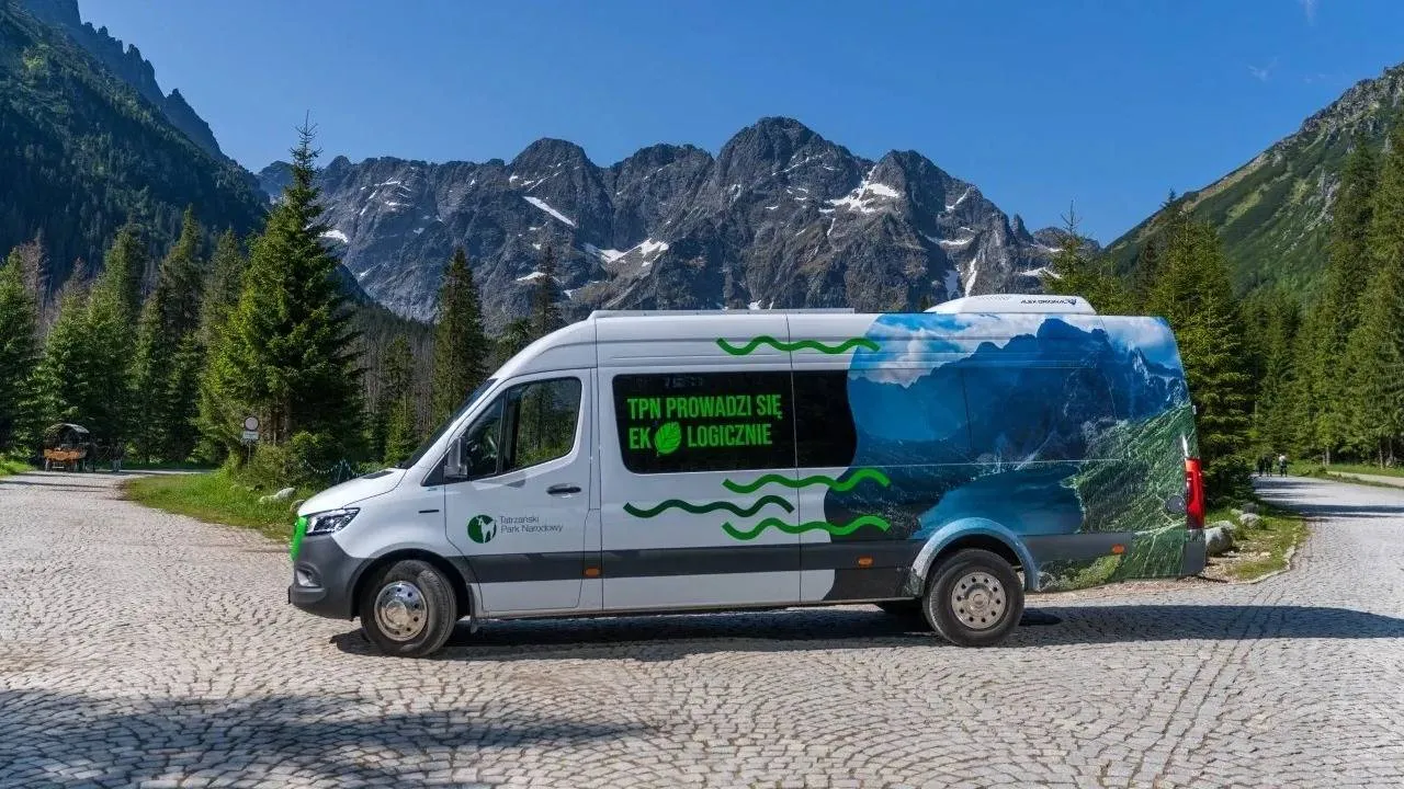 Elektrobusy przyjechały nad Morskie Oko. Jeden już zdążył się zepsuć