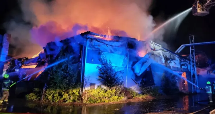 Duży pożar tartaku w Racocie. Strażacy wciąż na miejscu
