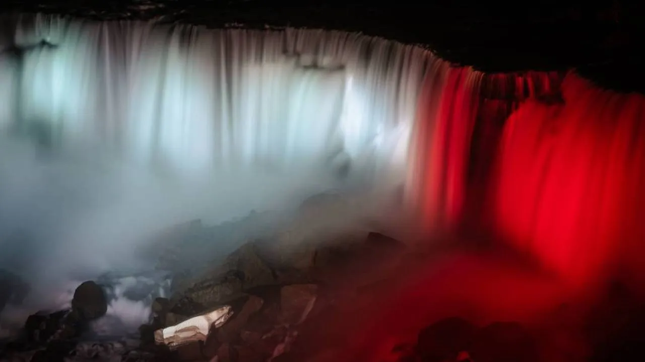 Biało-czerwony wodospad Niagara. Imponująca iluminacja [FOTO]