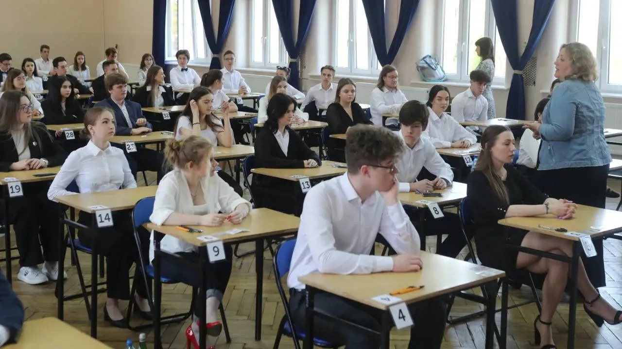 Ruszają matury. Do egzaminu dojrzałości przystąpi prawie 345 tys. abiturientów. Na początek język polski
