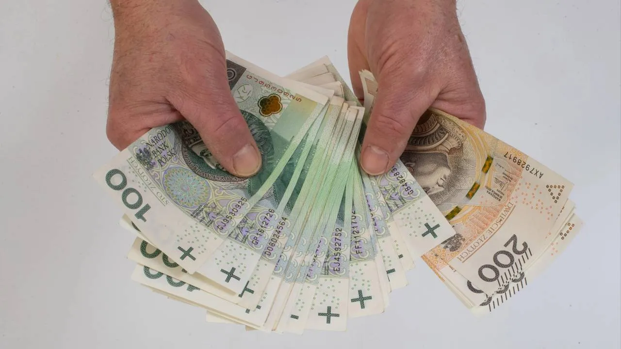 Cierpisz na bóle kręgosłupa i poważne zwyrodnienia? ZUS wypłaca specjalny dodatek. Zobacz, kto spełnia warunki
