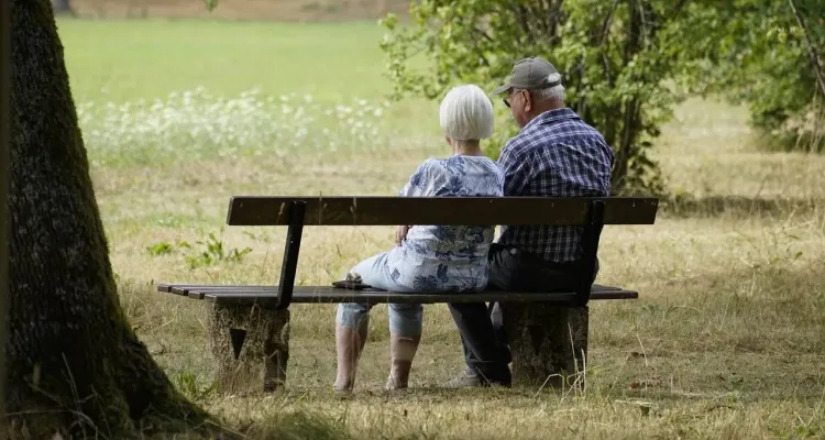 Coraz starsza Polska. Kolejki do lekarzy i zamykane szkoły to dopiero początek [ZOBACZ]
