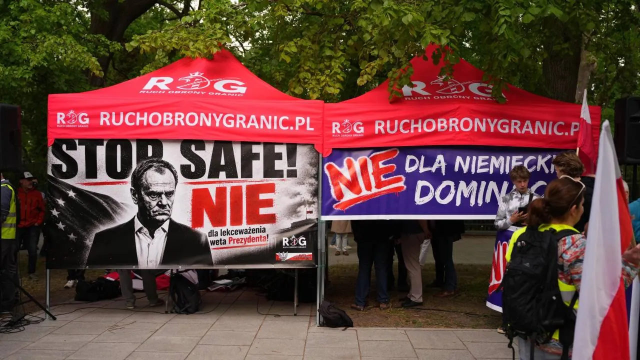 "Nie dla SAFE" wykrzyczane przed Kancelarią Premiera. Protest Klubów GP i Ruchu Obrony Granic