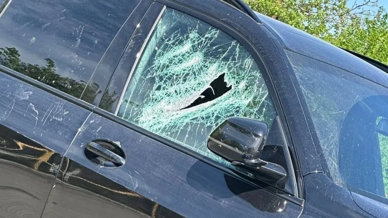Matka zostawiła dziecko w aucie. Policjanci wybili szybę