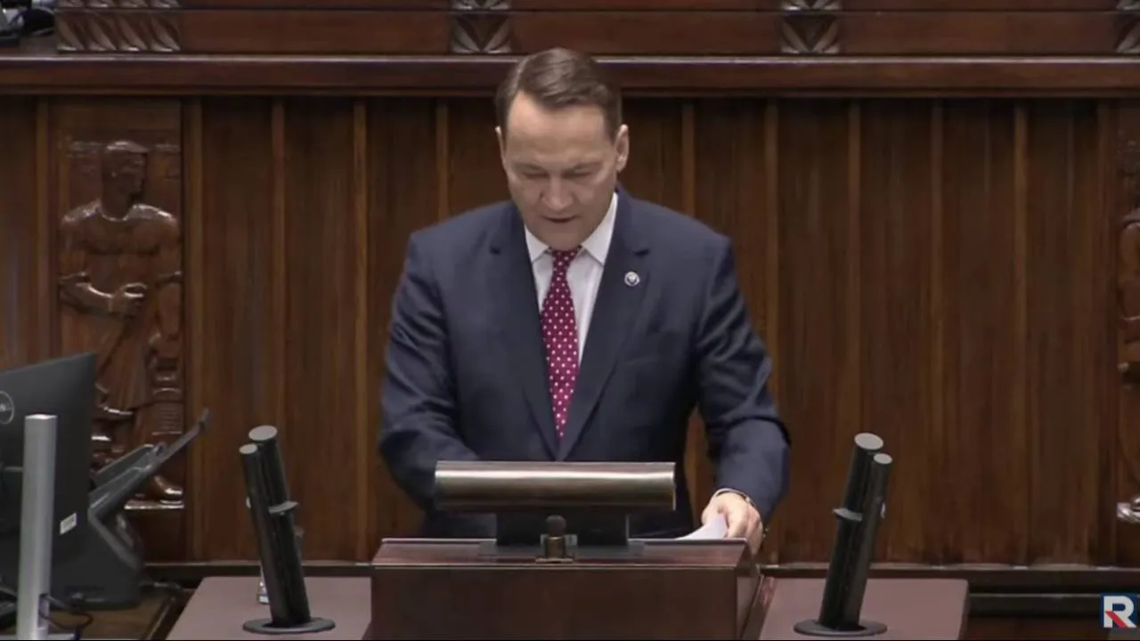 "Kompromitujący brak wiedzy". Prezydencki minister zakpił z Sikorskiego