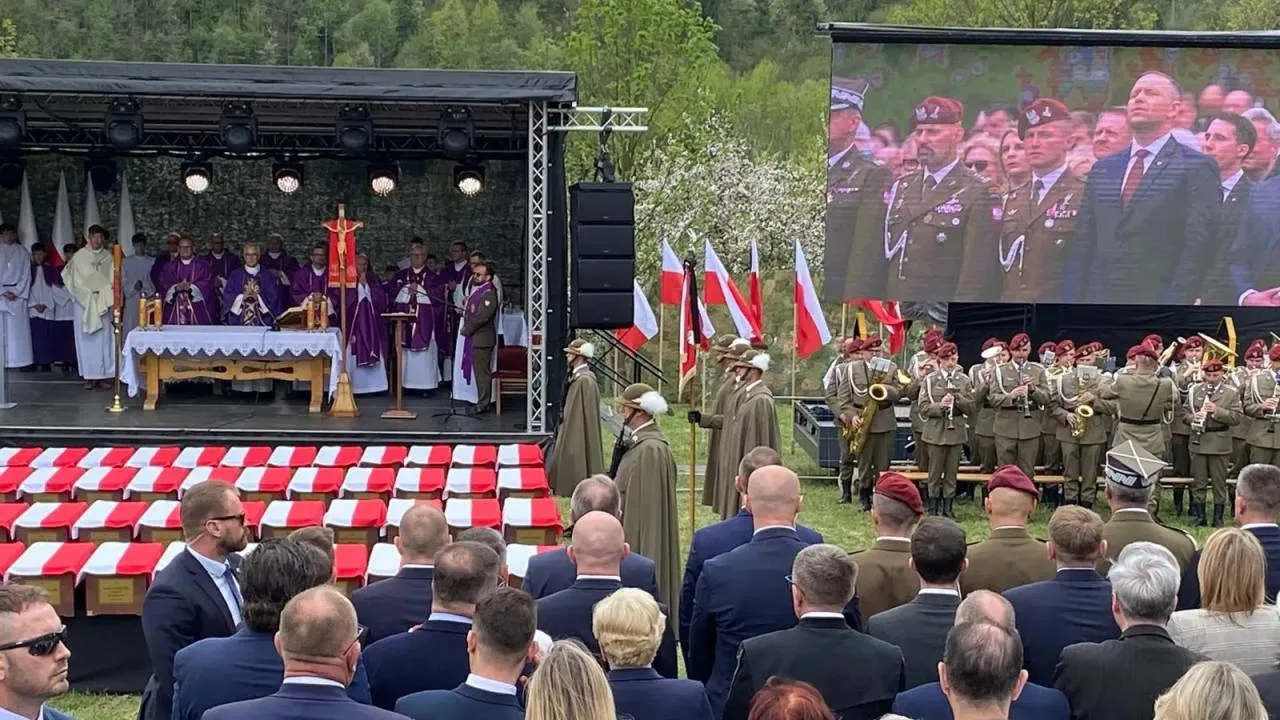 Ceremonia pogrzebowa Żołnierzy Wyklętych w Kamesznicy. "Chłopcy wrócili do domów". ZOBACZ ZDJĘCIA