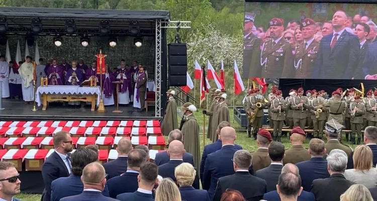 Ceremonia pogrzebowa Żołnierzy Wyklętych w Kamesznicy. "Chłopcy wrócili do domów". ZOBACZ ZDJĘCIA
