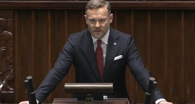 SAFE z podpisem Kosiniaka-Kamysza i Domańskiego. Bogucki: Tusk jak zwykle podnosi ręce