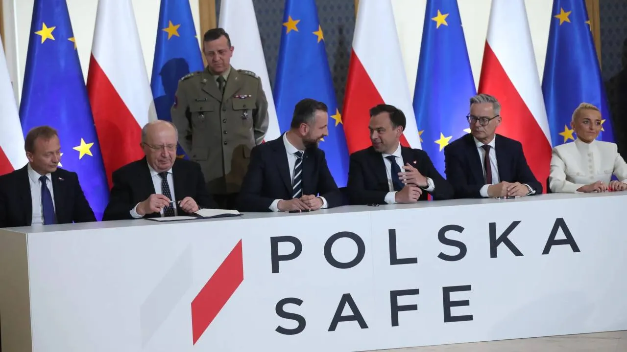 Ministrowie Tuska podpisali umowę SAFE. W sieci zawrzało. "Gigantyczny dług"