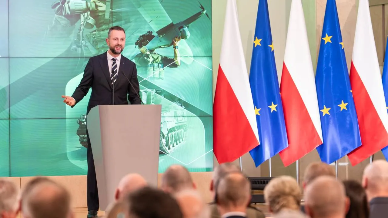 "Skaczemy na główkę do basenu bez wody" – były minister finansów o podpisanej umowie SAFE