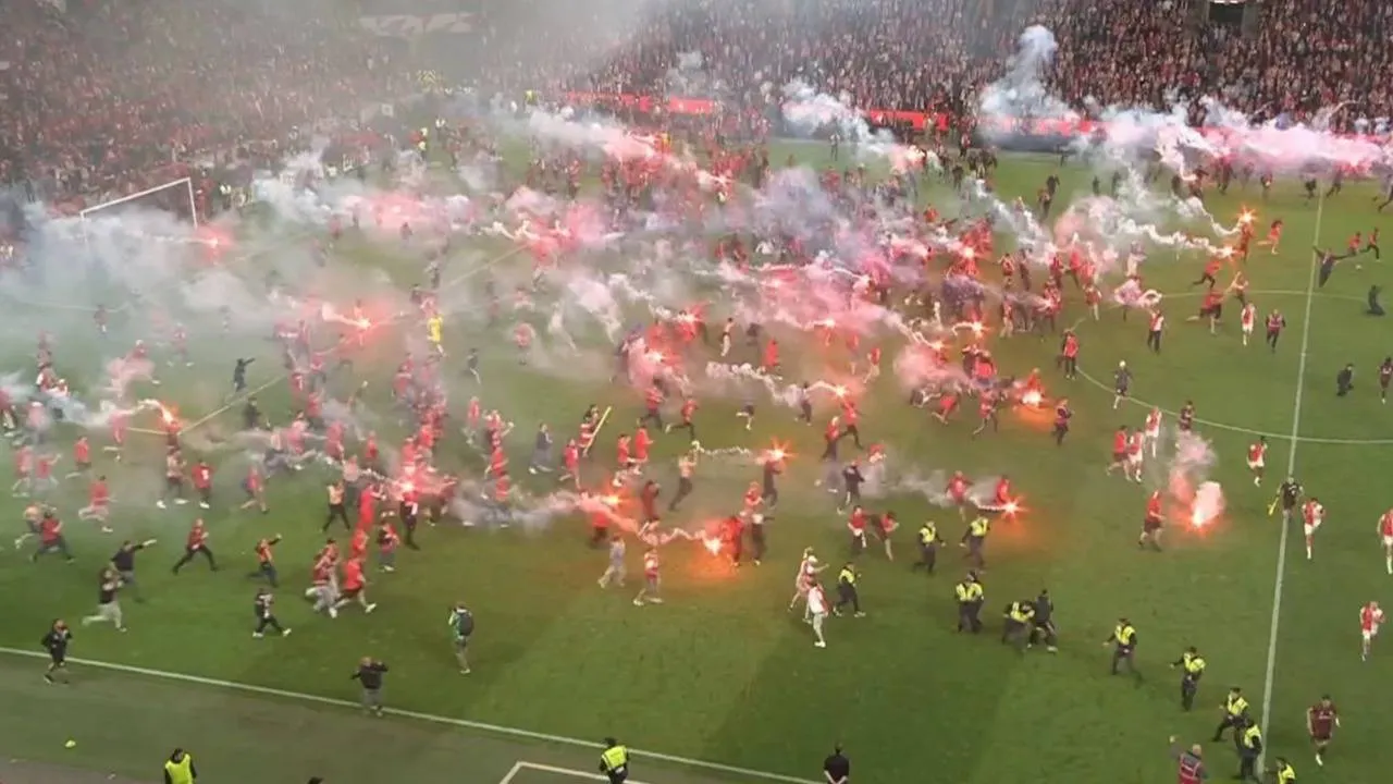 Kibice wtargnęli na murawę. Doszło do ataku na piłkarzy [WIDEO]