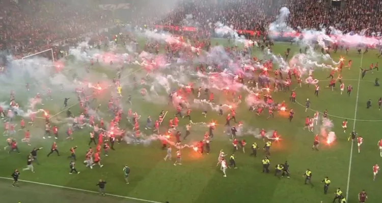 Kibice wtargnęli na murawę. Doszło do ataku na piłkarzy [WIDEO]