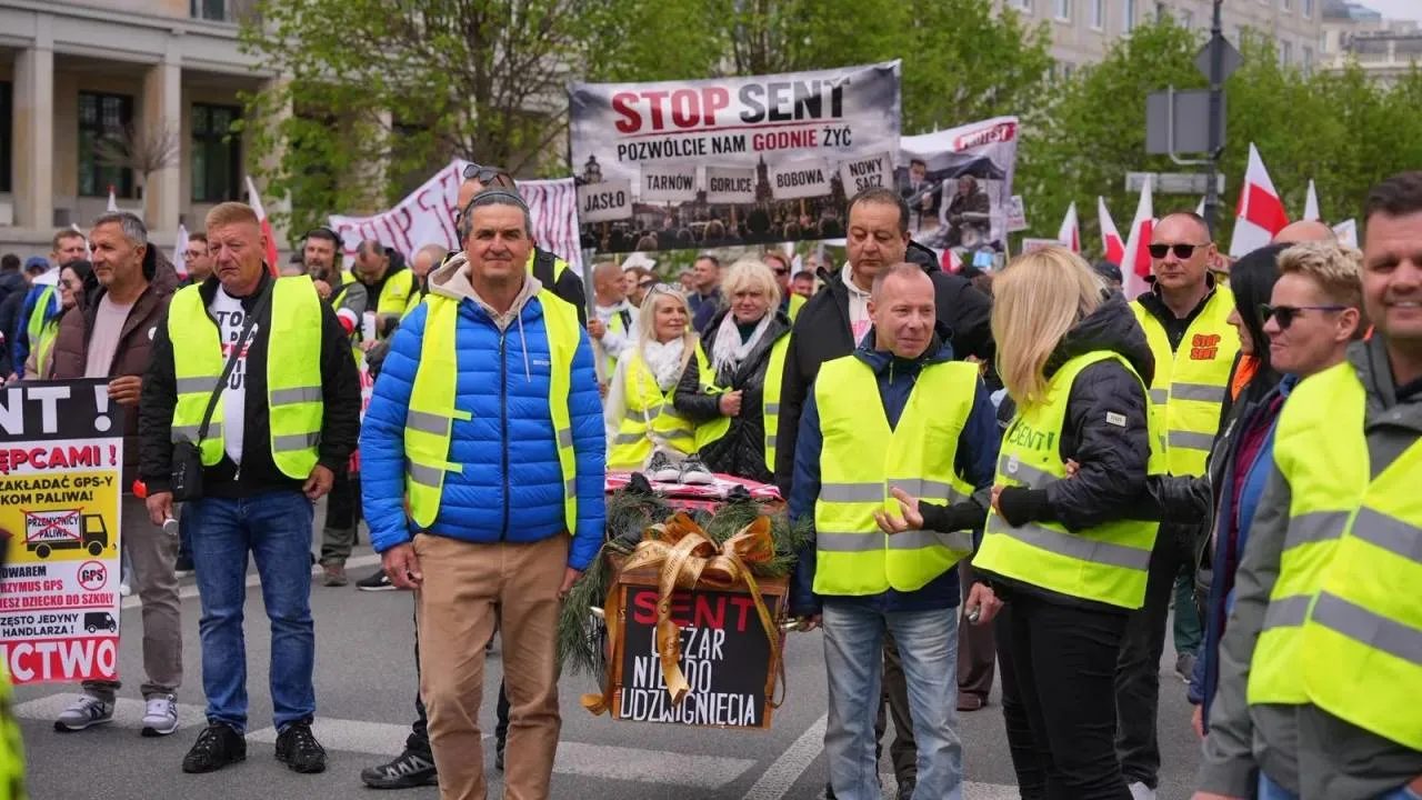 Protest "Stop SENT". Przedsiębiorcy zjechali do stolicy. "Nie pozwolimy zabić targowisk"
