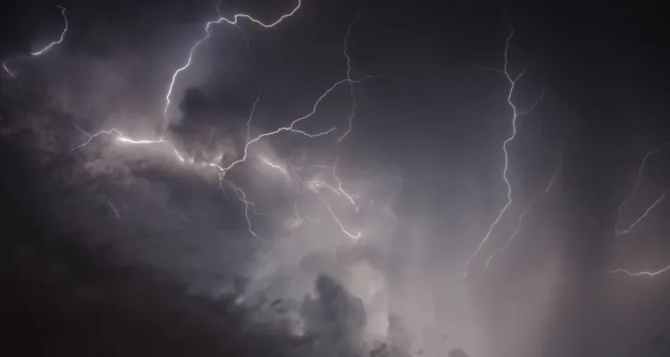 Burze, grad i śnieg wracają do Polski