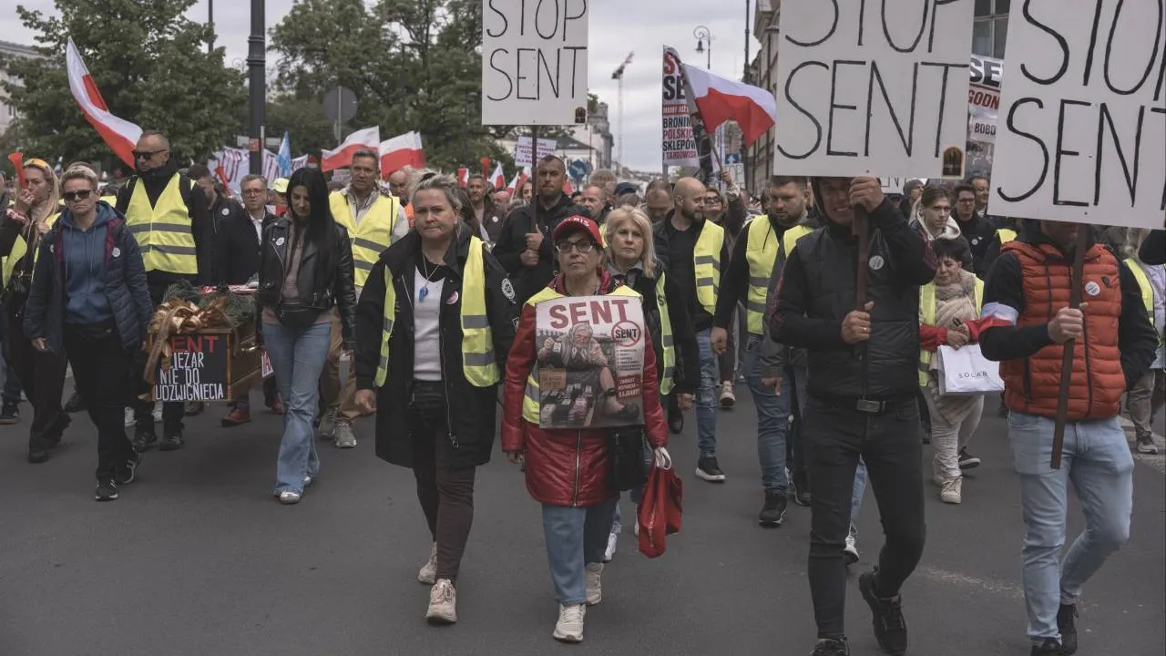 Protest "Stop SENT". Przedsiębiorcy zjechali do stolicy. "Nie pozwolimy zabić targowisk"