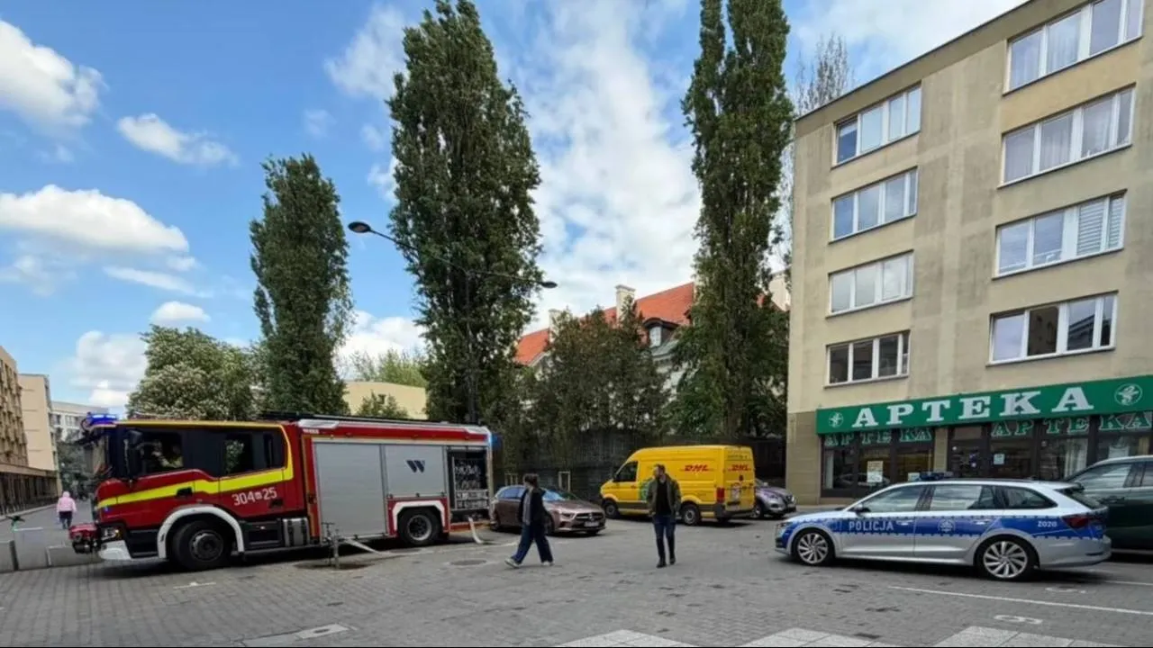Policja i straż pożarna przed siedzibą TV Republika. Tajemniczy komunikat służb