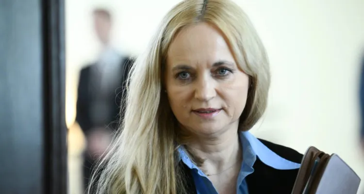 „Ludzie się cieszą”? Polacy właśnie odpowiedzieli minister zdrowia [SONDAŻ]