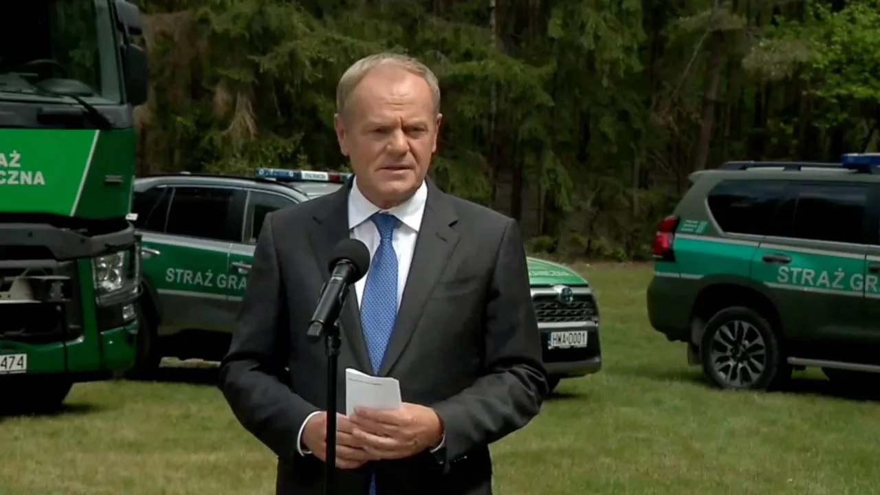 Tusk chwali SG za działania wobec migrantów. Przypominamy, jak mówił o "biednych ludziach"
