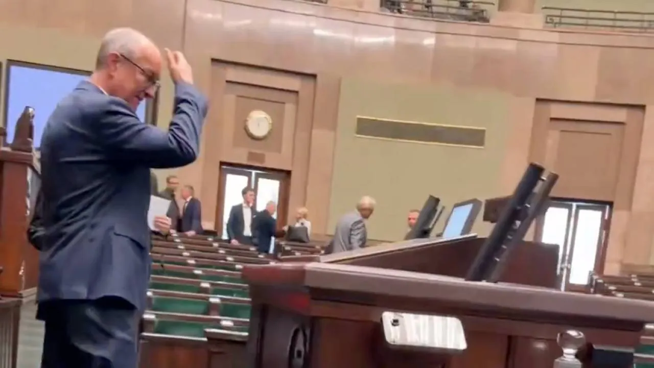 Matecki zapytał Czarzastego o "catering dla Wielichowskiej". Marszałek czym prędzej uciekł z sali! [WIDEO]