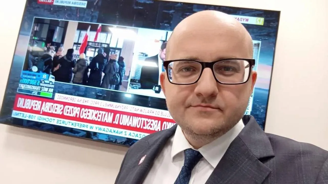 Wtargnięcie policji o 1:20 w nocy. Matecki: „To skoordynowana akcja wymierzona w opozycję”