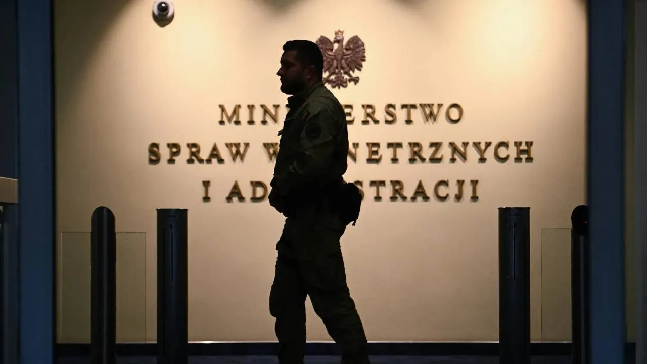 Rzecznik MSWiA chciała wytłumaczyć działania policji w domu Sakiewicza. Podała dalej wpis internetowego trolla